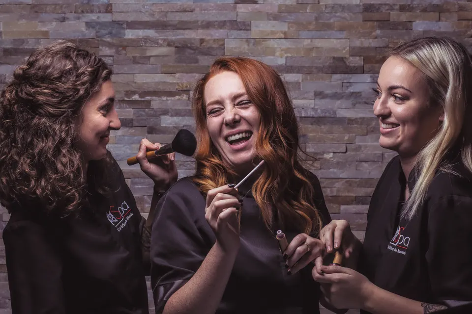 Trois professionnelles partagent un moment de complicité au salon Monspa