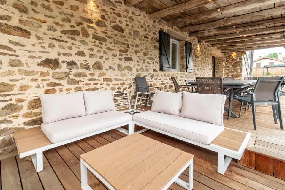 Le salon extérieur du Domaine La Roche, ouvert sur le jardin